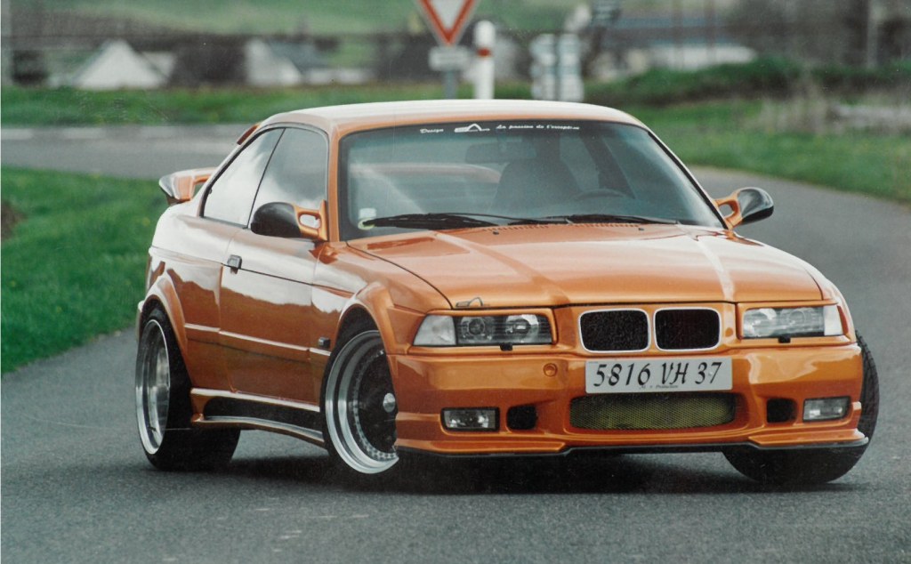 Ciel-de-toit-noir-BMW-série-3-E36-M3-avec-toit-ouvrant-kustomorphose