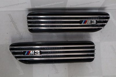 Grilles d’ailes look BMW M3 E46 Noir et chrome avec logos M3