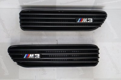 Grilles d’ailes look BMW M3 E46 Noir avec logos M3