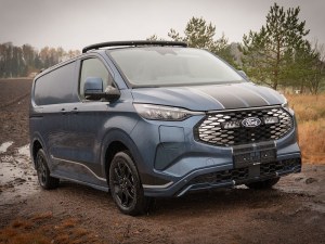 KIT ECLAIRAGE LED LAZER TRIPLE-R 750 ELITE AVEC INTEGRATION A LA CALANDRE POUR FORD TRANSIT CUSTOM ELECTRIQUE (2024+)